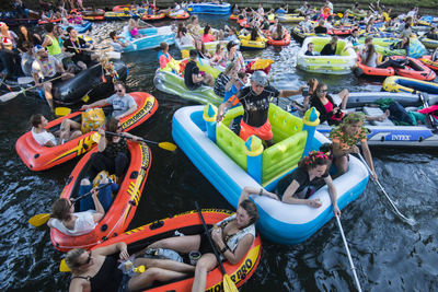 910641 Afbeelding van deelnemers aan de Rubberboot Missie 2016 in de Stadsbuitengracht ter hoogte van de Weerdsingel ...